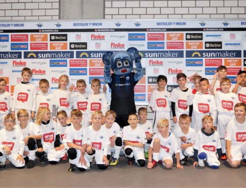 F1 Jugend des SV Neubeckum stellt die „Spielereskorte“ beim Zweitligaspiel SC Paderborn gegen SV Sandhausen